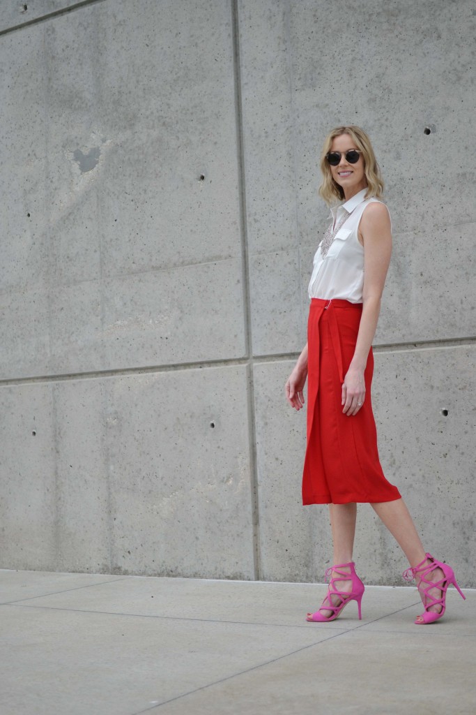 red culottes, white blouse, silver bib necklace, pink heels 2