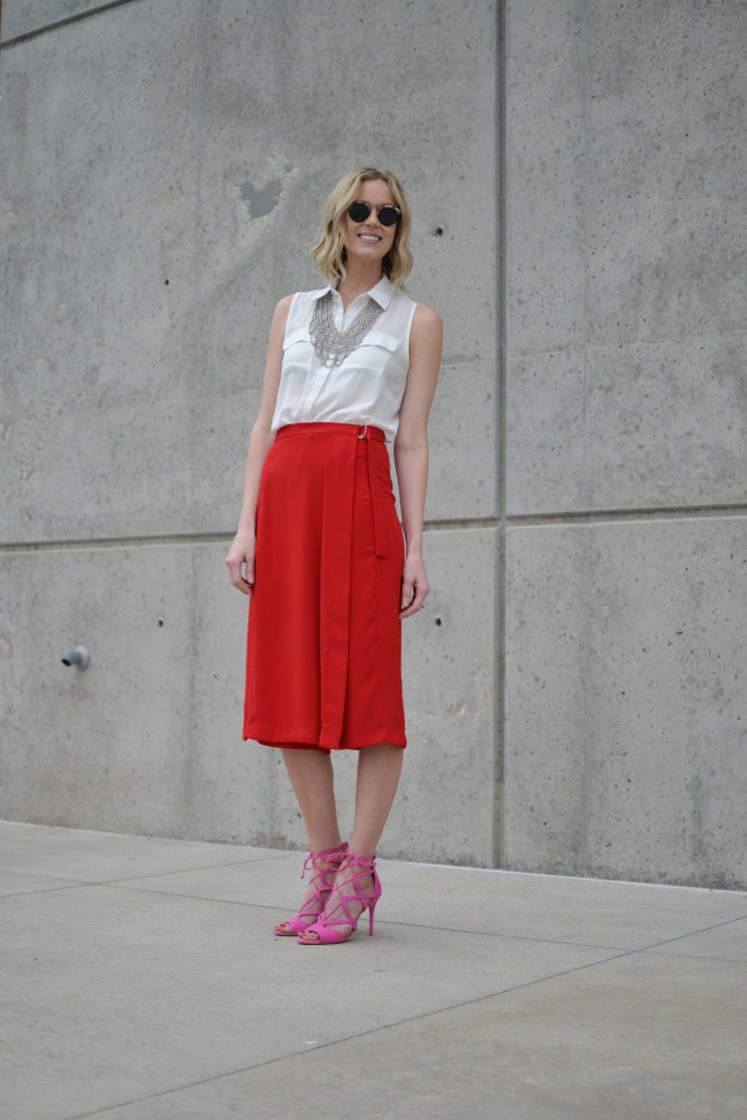 red culottes, white blouse, silver bib necklace, pink heels 1