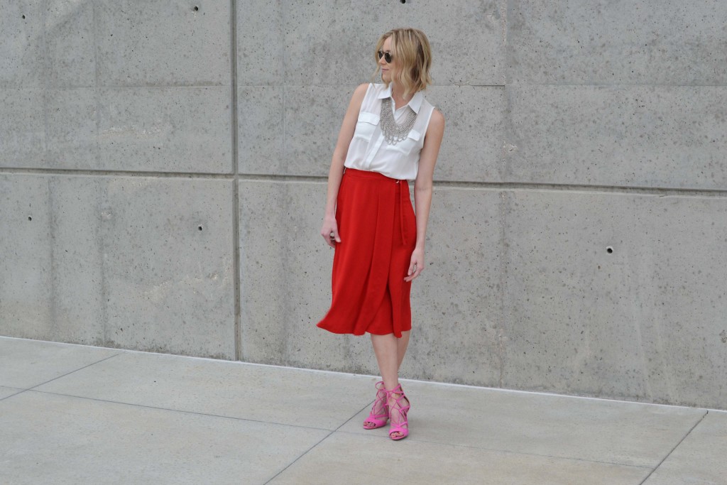 red culottes, white blouse, silver bib necklace, pink heels 5