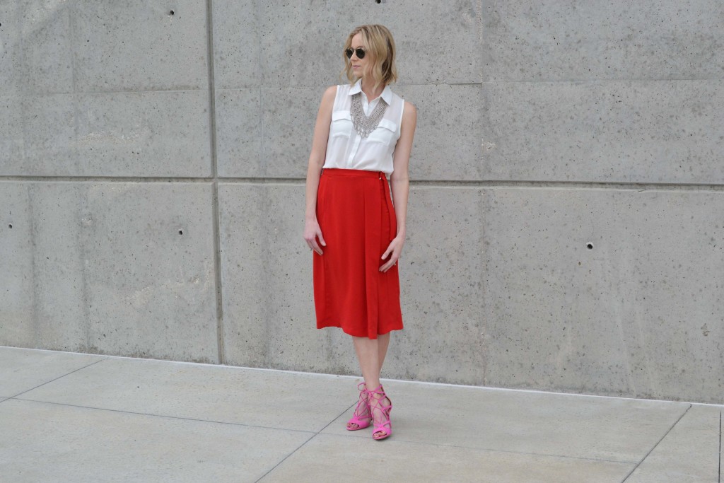 red culottes, white blouse, silver bib necklace, pink heels 7