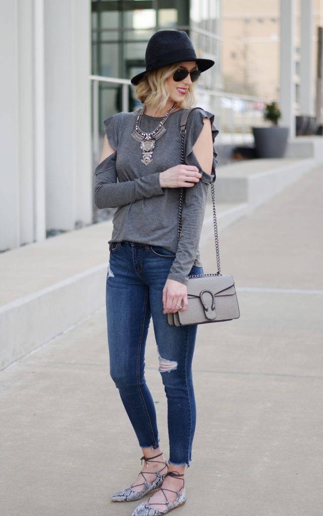 guide to easy mom style, jeans, cold shoulder ruffle tee, lace up flats
