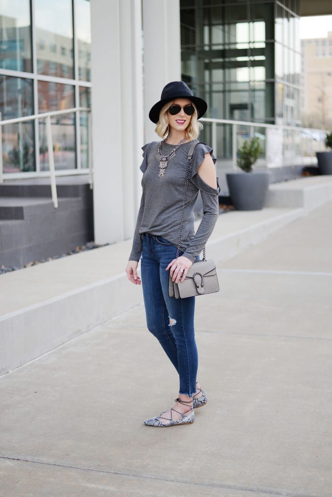 guide to easy mom style, jeans, cold shoulder ruffle tee, lace up flats