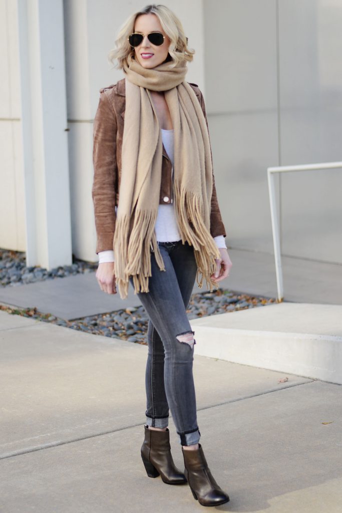 6 ways to style grey jeans, grey jeans with neutrals