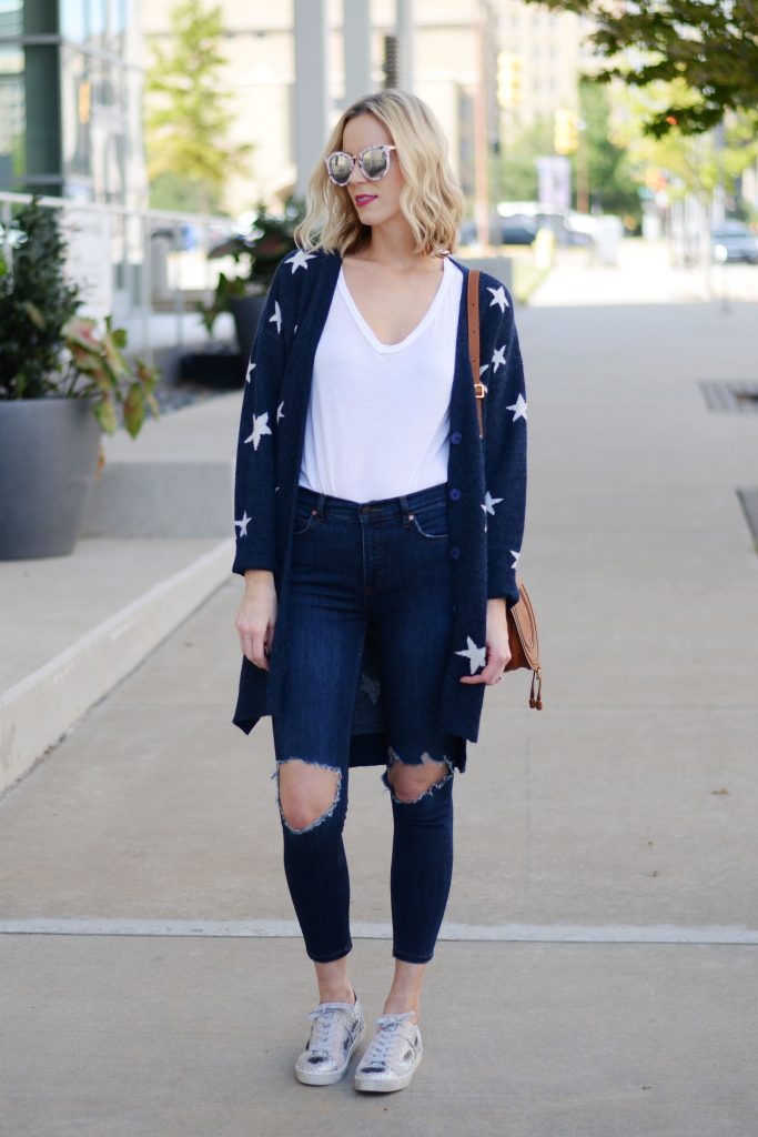 casual fall outfit idea, jeans and a cardigan with sneakers