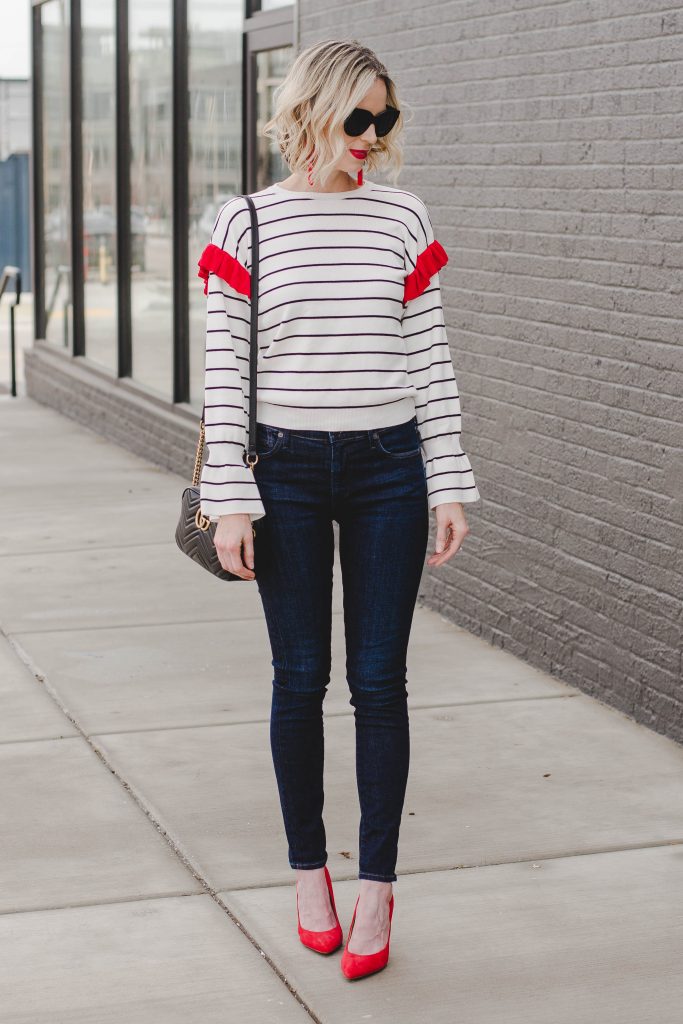 how to add red accents to an outfit, red pumps, dark skinny jeans, cute top