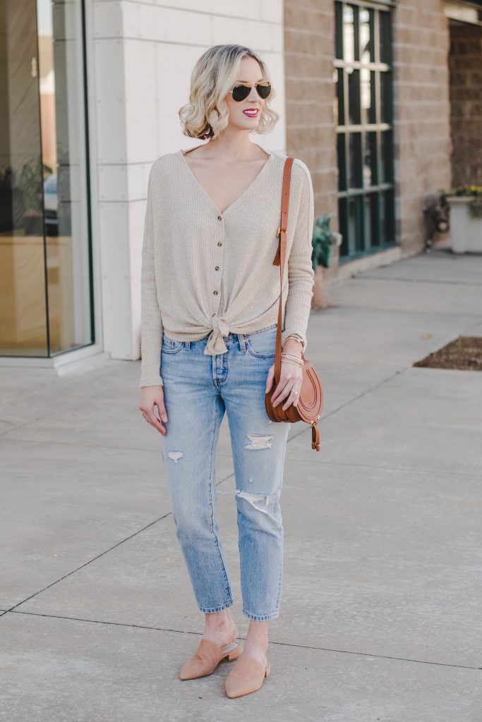 neutral casual outfit, mom on the go outfit