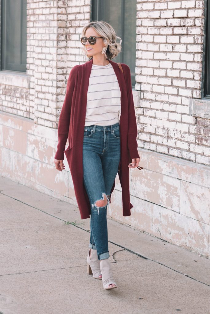 easy fall outfit combination of t-shirt, cardigan, and skinny jeans with peep toe booties