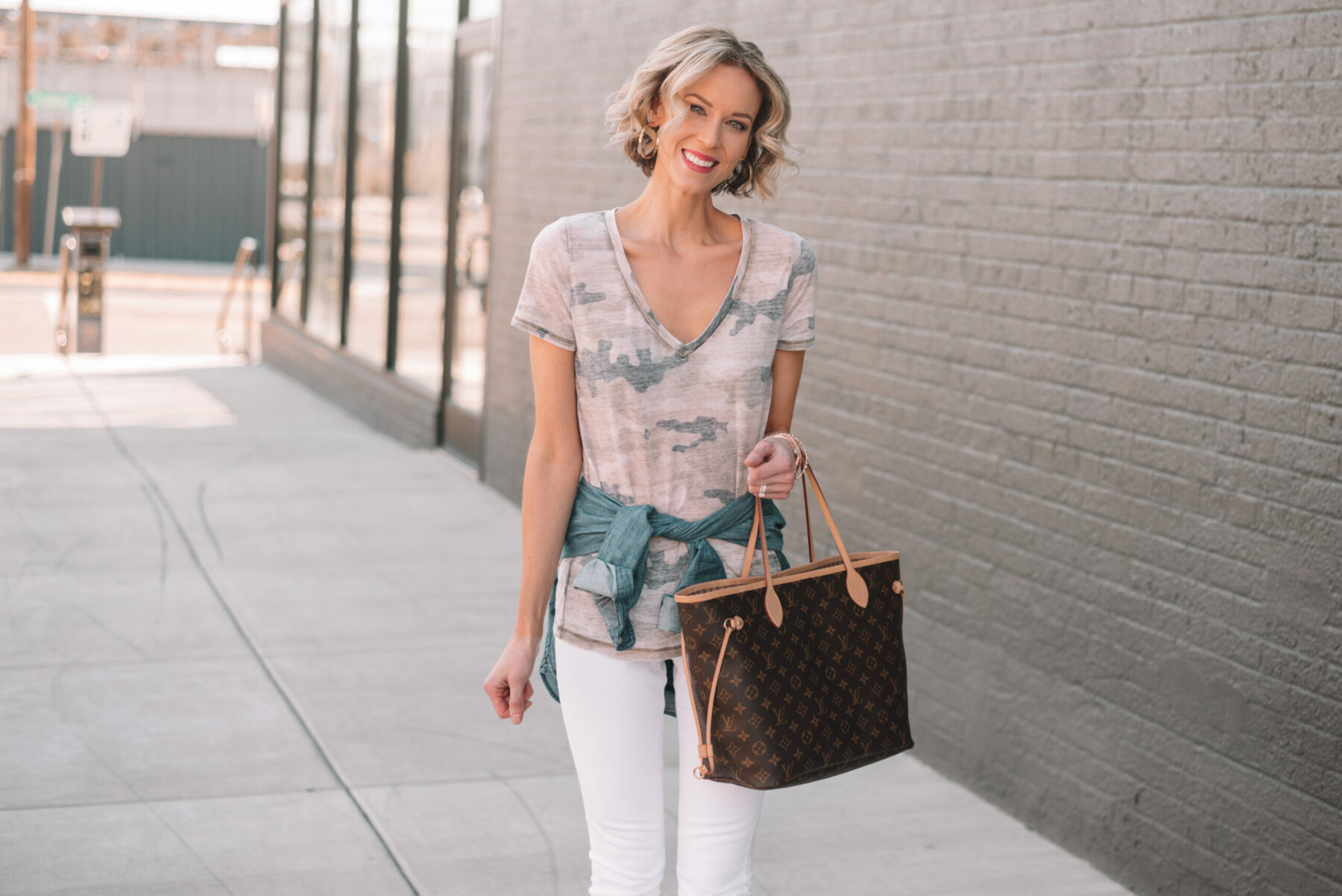 Camo; Louis Vuitton Speedy Bag; White jeans; casual look; ootd