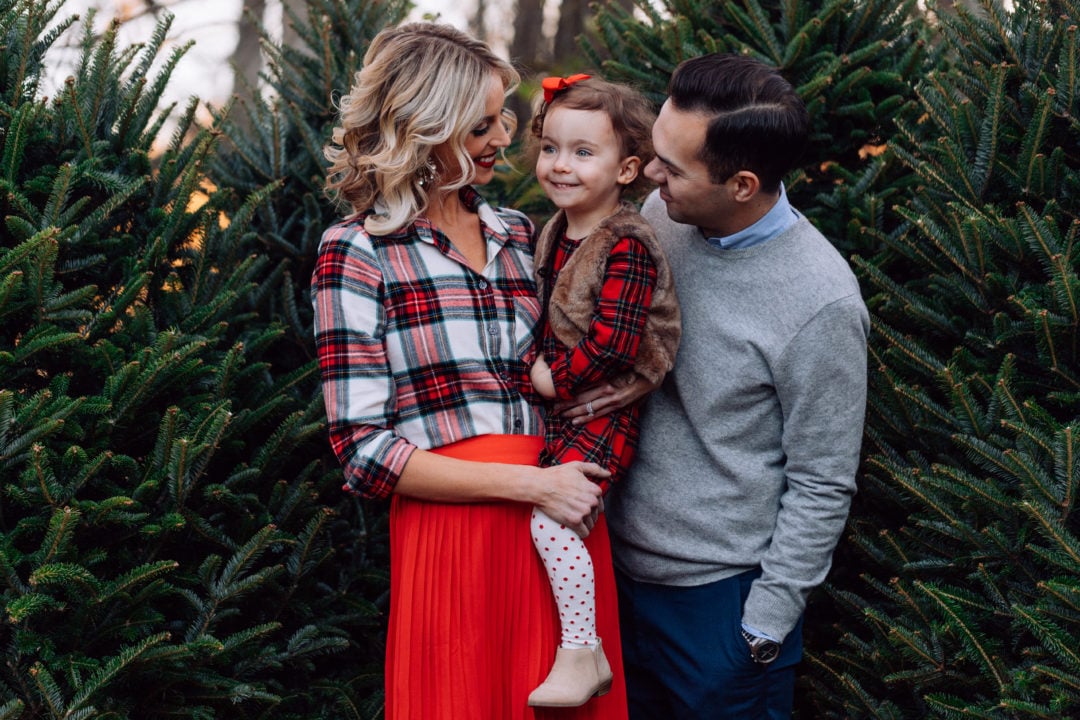 What to Wear for Family Christmas Tree Farm Photos - Straight A Style