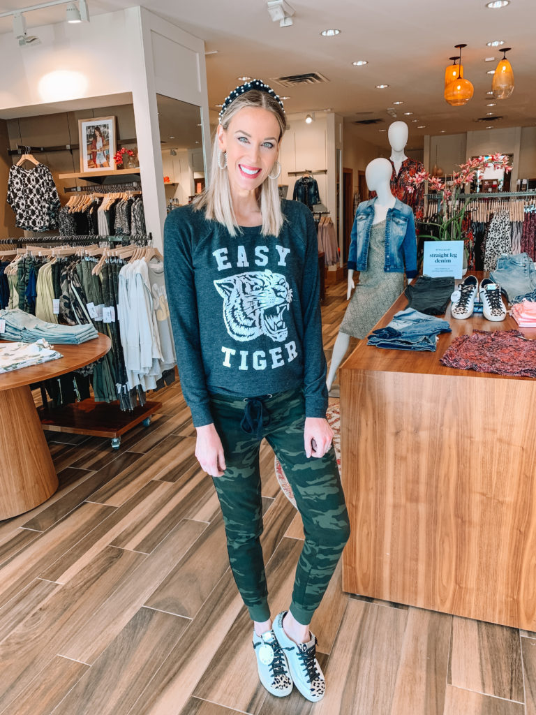 Wondering how to style a graphic sweatshirt. Look no further! This posts has easy tips for all different ways to style them!
