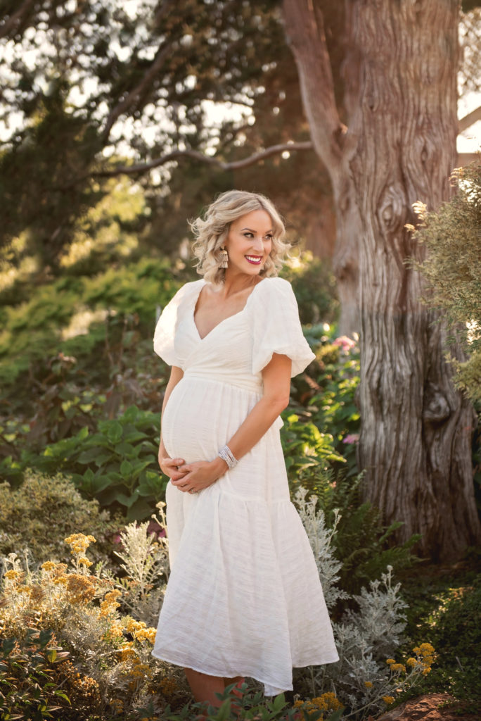 Maternity photo of mom in white dress, what to wear for maternity photos