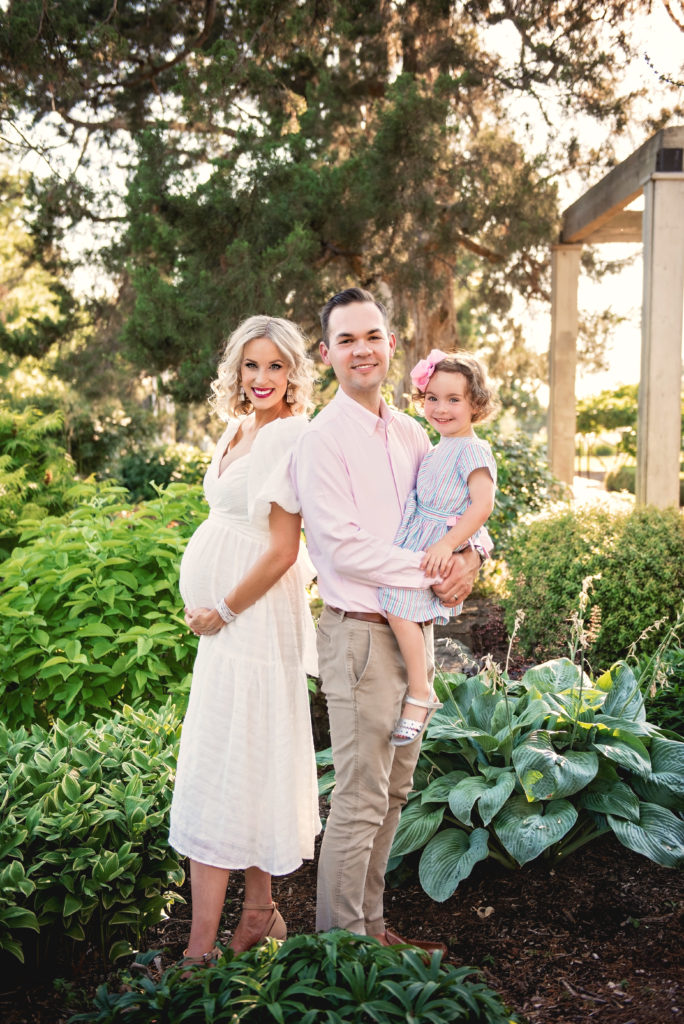 Wondering what to wear for summer maternity family photos? Look no further! I have you covered with this easy and basic combo. 