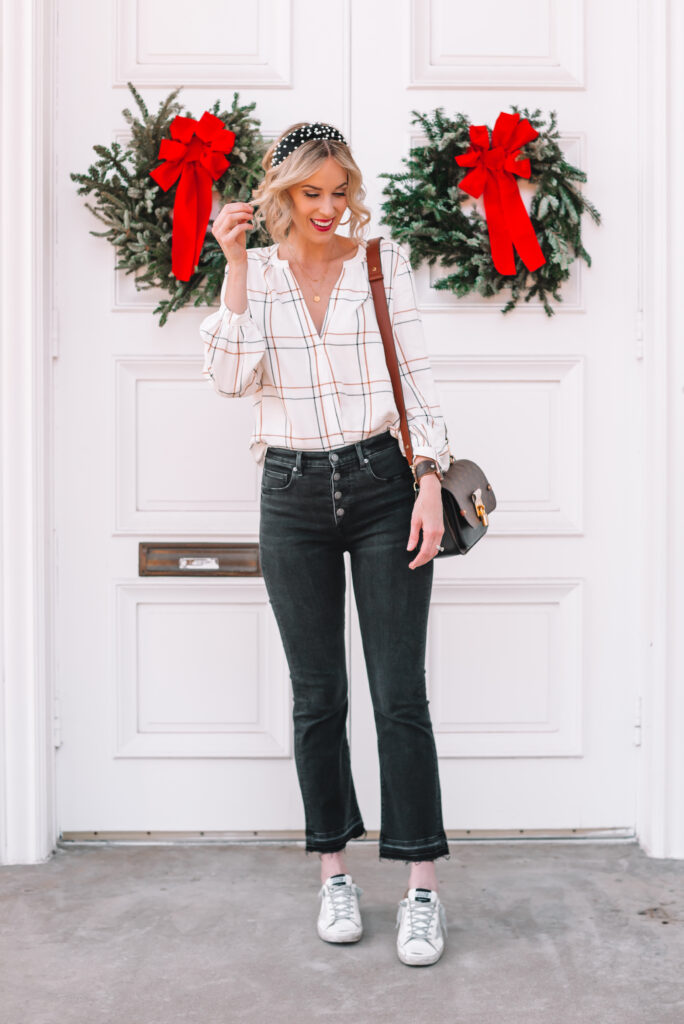 These black cropped flare jeans with exposed buttons are so great and super flattering!
