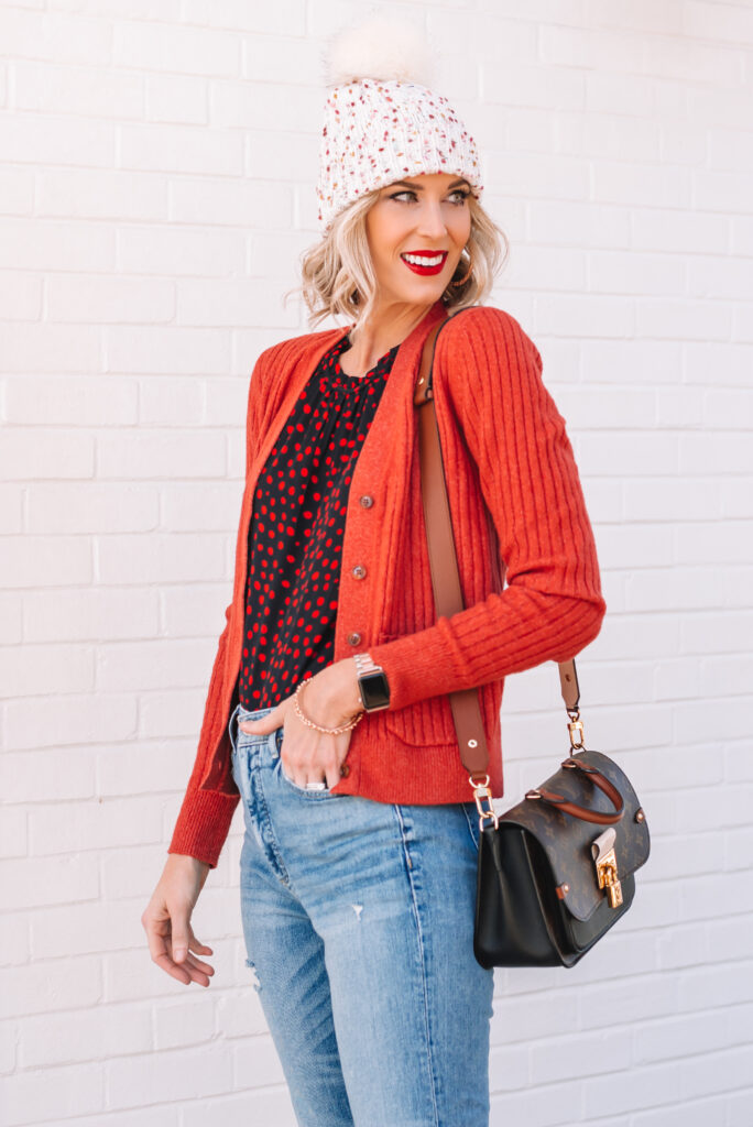 Sharing details on how to style this cute cropped cardigan today on the blog. 