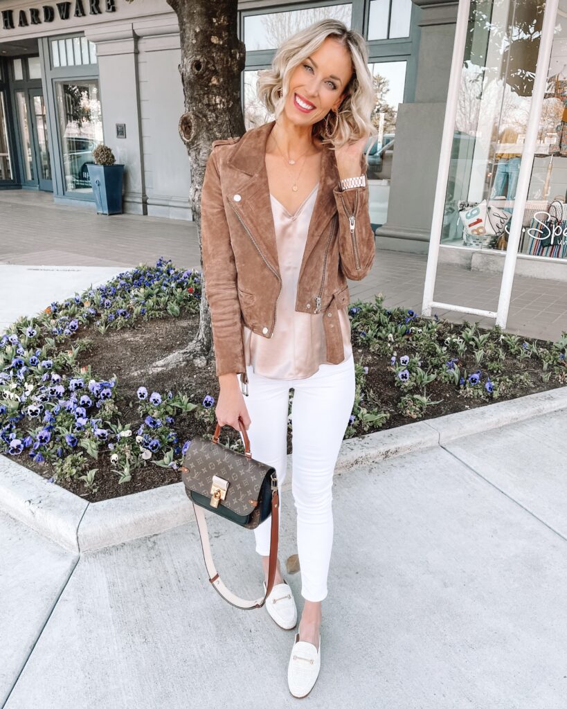Looking for an idea on how to wear your white jeans this spring? Try a neutral white jeans spring outfit for a head to toe chic look!