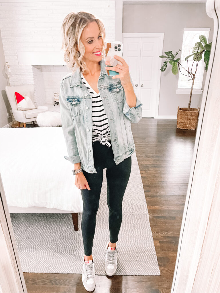 Ever wondered how to tie your shirt? This post gives you all the details plus outfit ideas for knotting your shirts. I love tying my shirt with leggings and a layer to keep my shape and flatter my body. 