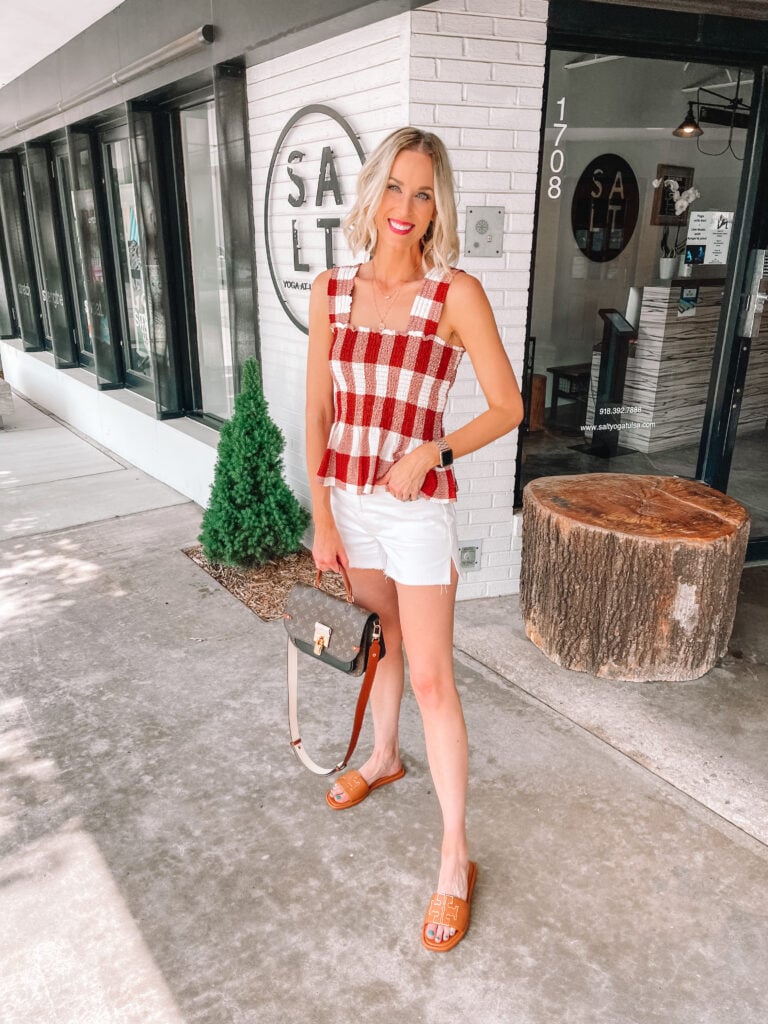 I am loving these white shorts! It's so fun to have an alternative to regular denim. Today I wanted to share some white jean short outfit ideas. 