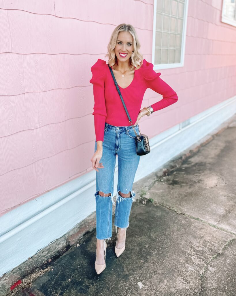 Like to keep up with the trends? Wondering what jeans are in style for 2022? I'm breaking down all the trends to keep you up to date! Straight leg jeans are here to stay!
