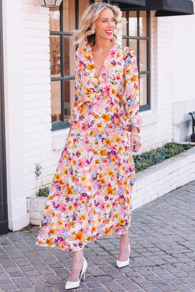 I found the most gorgeous floral maxi dress! It would make a perfect wedding guest dress or any event dress you may have this spring.