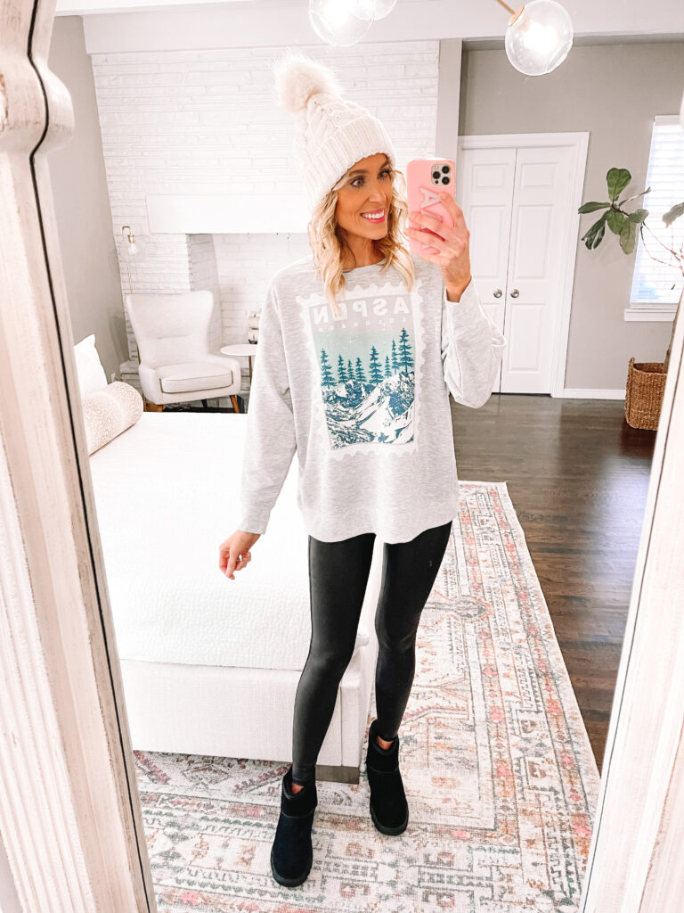 Mom on the go or travel outfit idea! This oversized sweatshirt is just $15!!