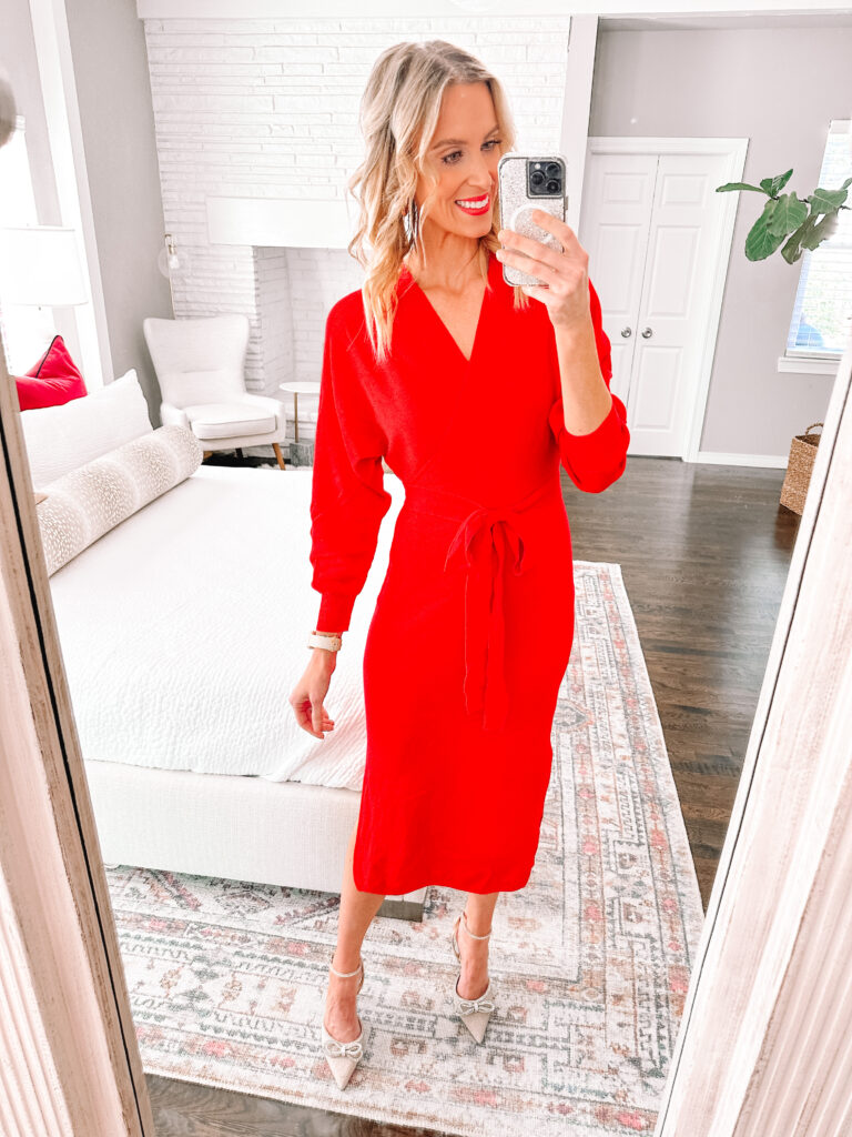 How amazing is this red sweater dress with the gold bow heel for the holidays?!