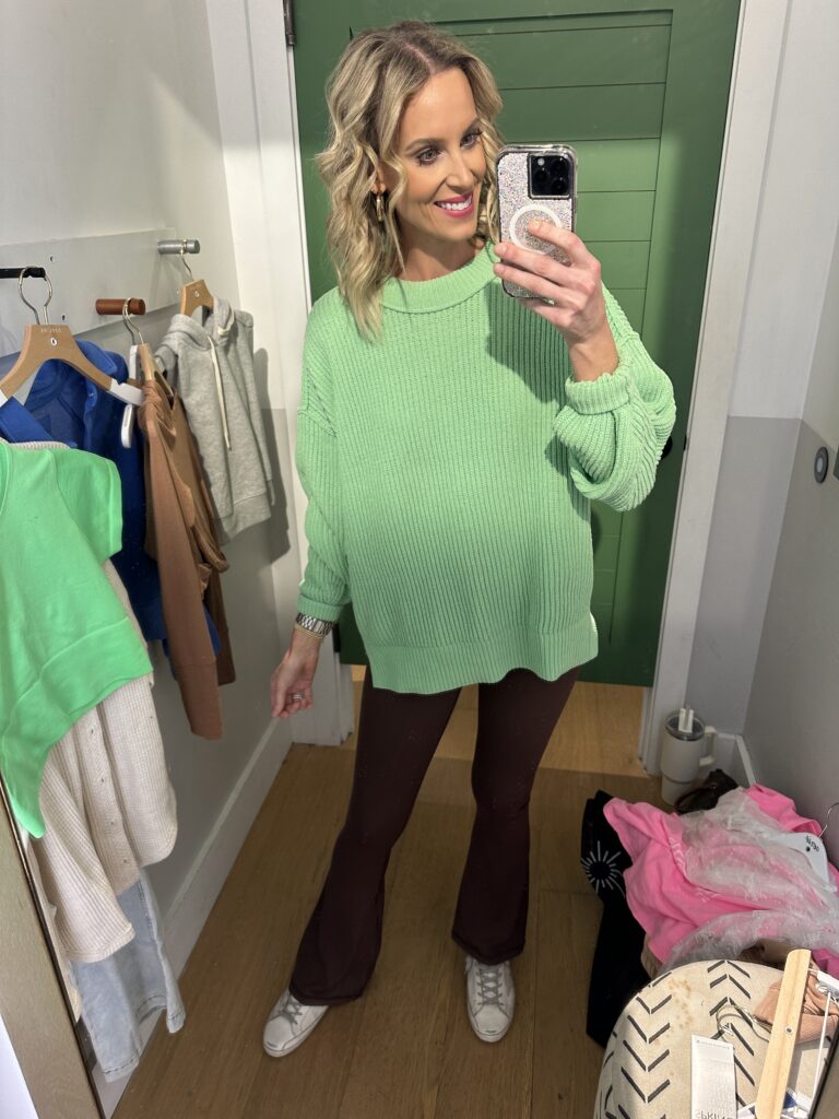 I have a really fun casual Aerie try on haul for you today! I LOVE Aerie for their casual pieces. They specialize in loungewear, activewear, and athleisure. This green oversized sweater is one you will live in all fall!