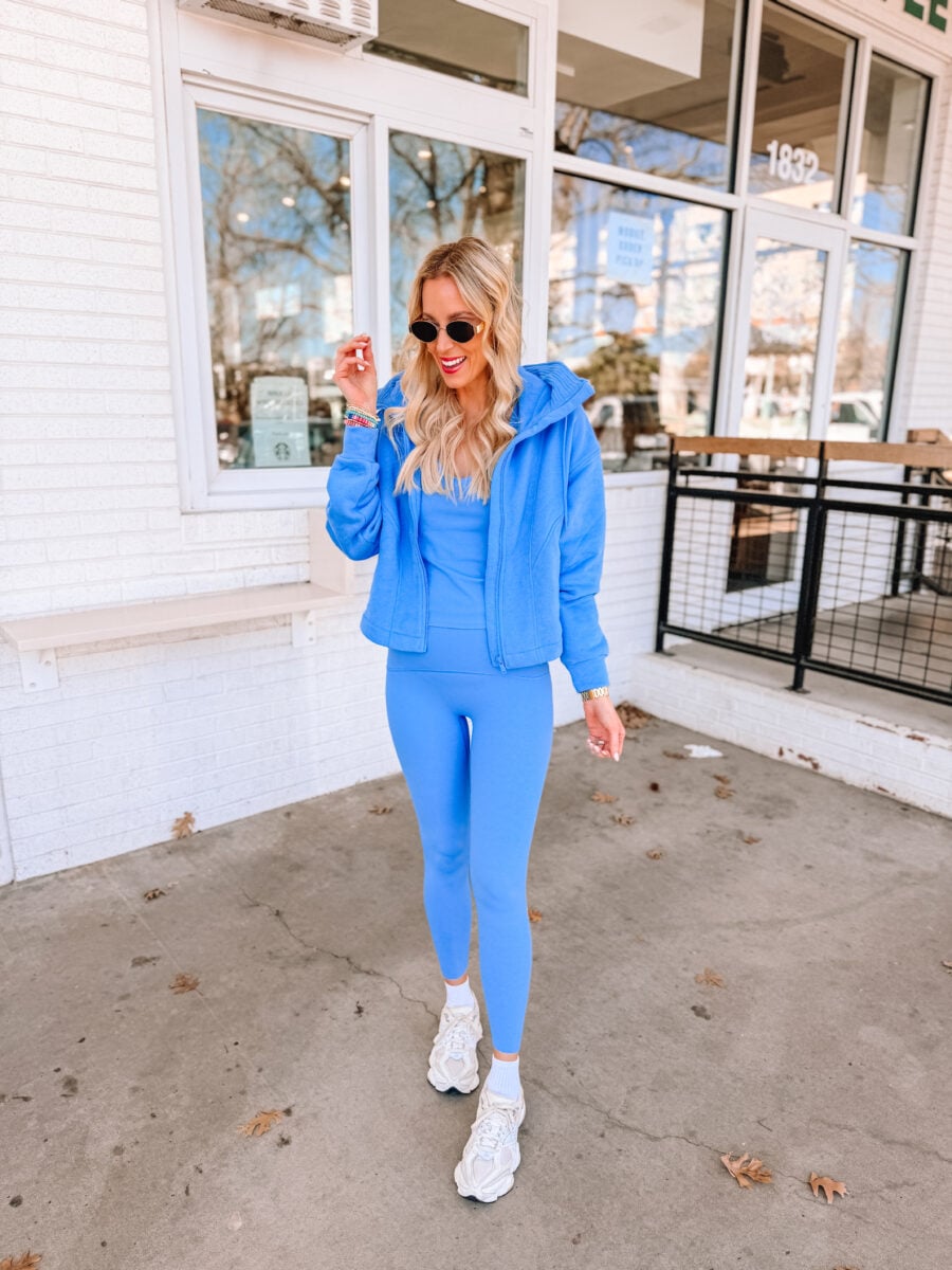 These Spanx new spring colors are so gorgeous! I love this Aster blue leggings outfit. 