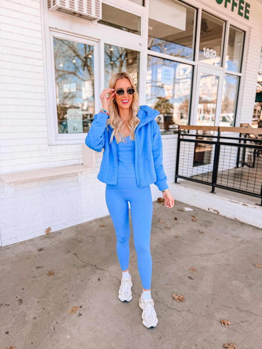 These Spanx new spring colors are so gorgeous! I love this Aster blue leggings outfit. 