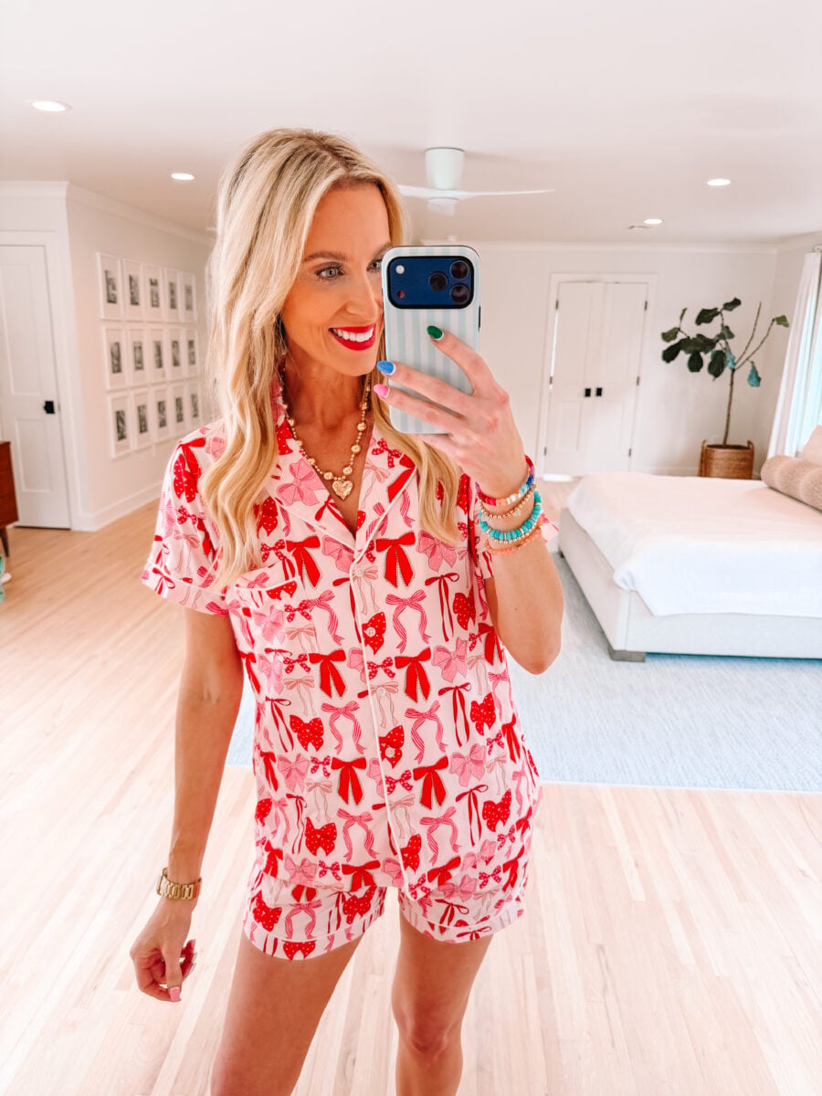 Looking for girly gift ideas?! Katydid online boutique has you covered with cute trucker hats, lounge sets, and matching pajama sets!